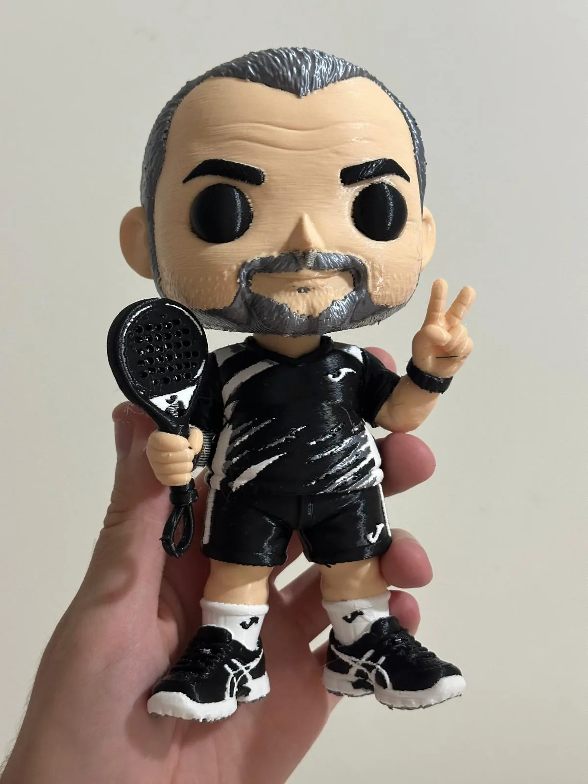 Funko personalizado de un jugador de pádel impreso en 3D a 4 colores, con su pala y su equipación