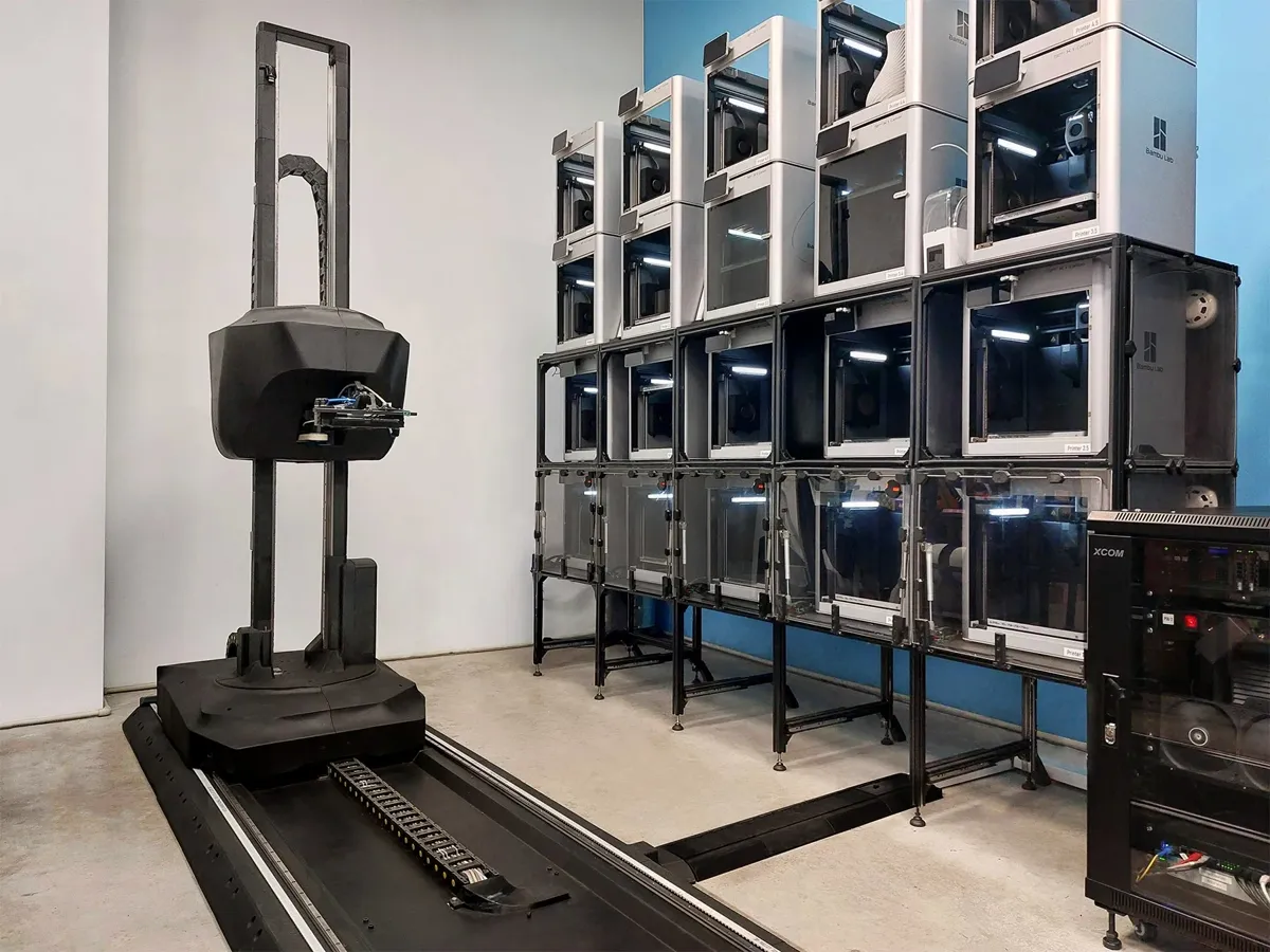 Impresoras 3D en funcionamiento en un servicio de impresión 3D